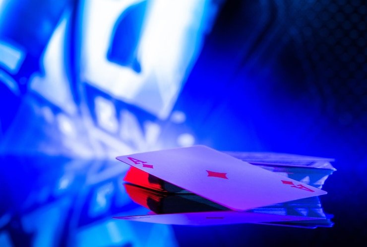 Antarmuka meja Bandar Poker di pangkalantogel dengan kartu dan chip bertumpuk di tengah meja hijau